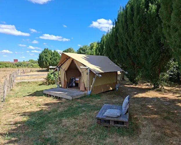 Dormir sous une tente Safari ça vous dit à Azay le Ferron en Berry ?