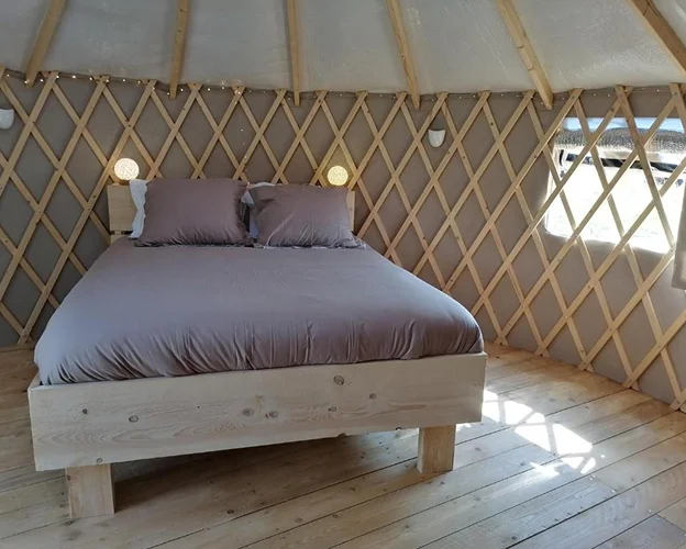 Un vrai grand lit pour une nuit atypique mais confortable dans notre yourte du Berry