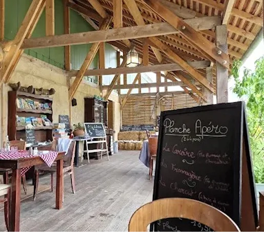Découvrez le restaurant et sa terrasse couverte de la Ferme à Azay le Ferron dans le Berry (36)